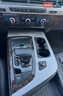 Внедорожник / Кроссовер Audi Q7 2018 в 