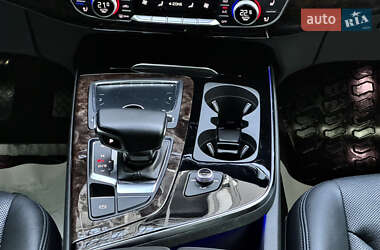 Внедорожник / Кроссовер Audi Q7 2017 в 