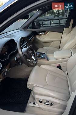 Внедорожник / Кроссовер Audi Q7 2016 в 