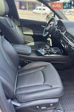 Внедорожник / Кроссовер Audi Q7 2017 в 