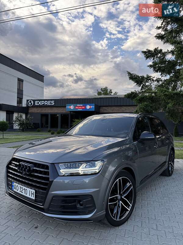 Позашляховик / Кросовер Audi Q7 2017 в 