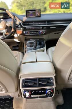Внедорожник / Кроссовер Audi Q7 2016 в 