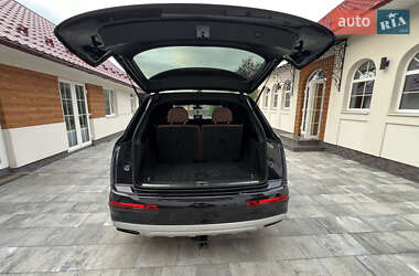 Внедорожник / Кроссовер Audi Q7 2017 в 