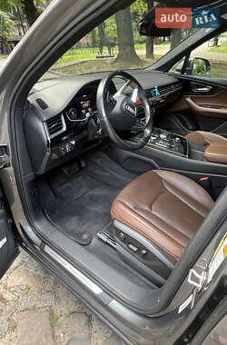 Внедорожник / Кроссовер Audi Q7 2017 в 