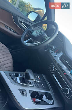 Внедорожник / Кроссовер Audi Q7 2017 в 