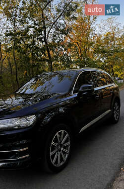 Внедорожник / Кроссовер Audi Q7 2017 в 