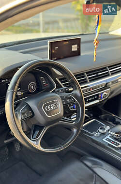 Внедорожник / Кроссовер Audi Q7 2016 в 