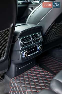 Внедорожник / Кроссовер Audi Q7 2016 в 