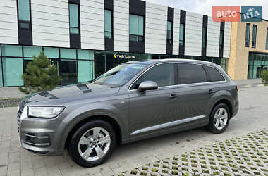 Внедорожник / Кроссовер Audi Q7 2015 в 