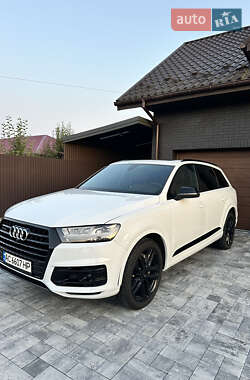 Внедорожник / Кроссовер Audi Q7 2017 в 