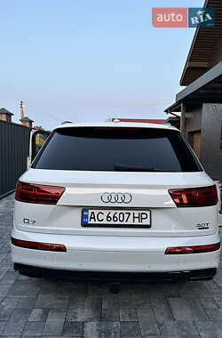 Внедорожник / Кроссовер Audi Q7 2017 в 