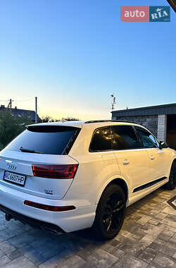 Внедорожник / Кроссовер Audi Q7 2017 в 