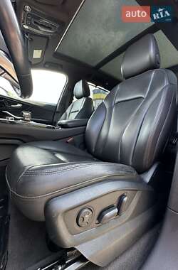 Внедорожник / Кроссовер Audi Q7 2016 в 