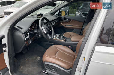 Внедорожник / Кроссовер Audi Q7 2016 в 