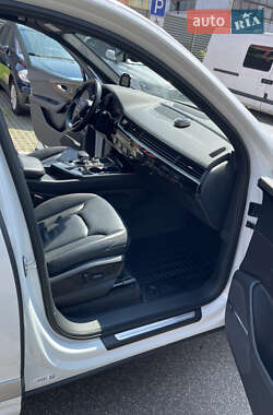 Внедорожник / Кроссовер Audi Q7 2016 в 