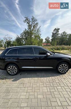 Внедорожник / Кроссовер Audi Q7 2017 в 