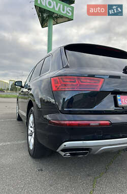 Позашляховик / Кросовер Audi Q7 2016 в 