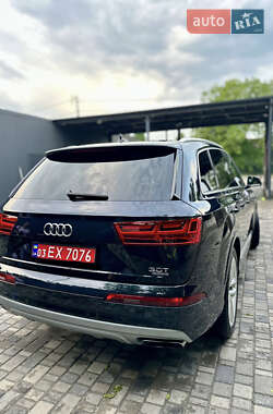 Внедорожник / Кроссовер Audi Q7 2018 в 