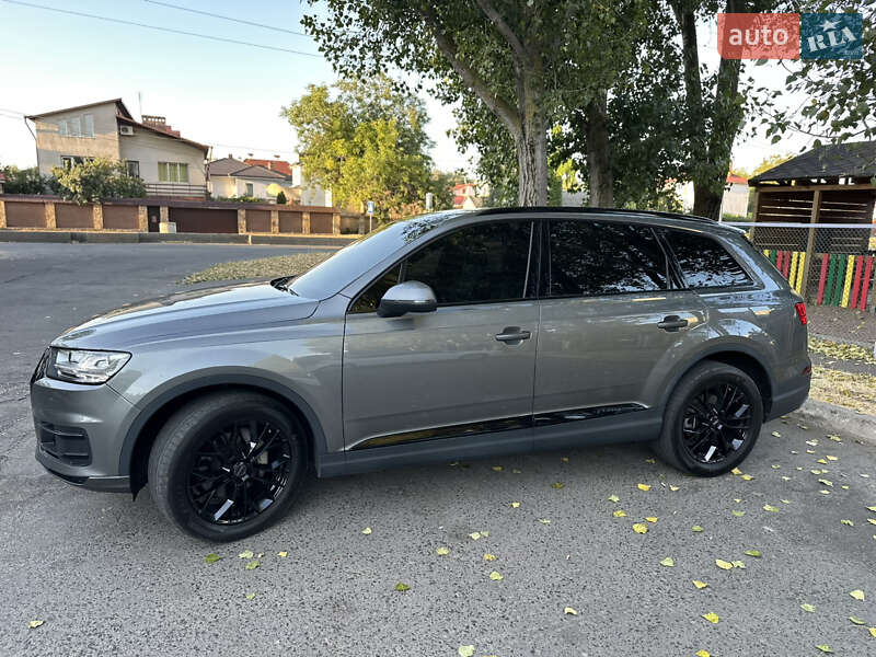 Позашляховик / Кросовер Audi Q7 2016 в 