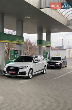 Внедорожник / Кроссовер Audi Q7 2017 в 