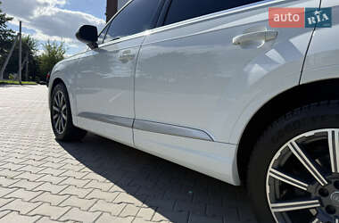 Внедорожник / Кроссовер Audi Q7 2016 в 