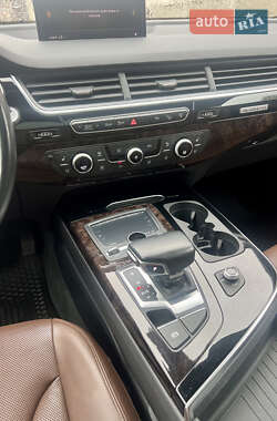 Внедорожник / Кроссовер Audi Q7 2017 в 