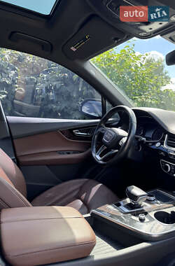 Внедорожник / Кроссовер Audi Q7 2016 в 