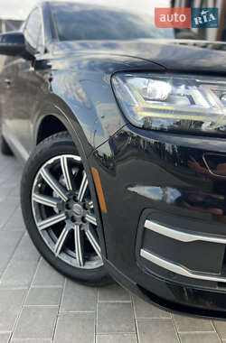 Внедорожник / Кроссовер Audi Q7 2017 в 