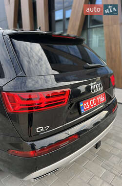 Внедорожник / Кроссовер Audi Q7 2017 в 