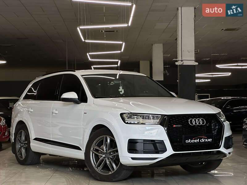 Внедорожник / Кроссовер Audi Q7 2017 в 