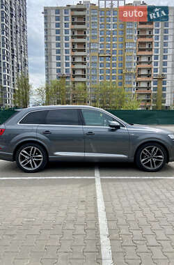 Внедорожник / Кроссовер Audi Q7 2015 в 
