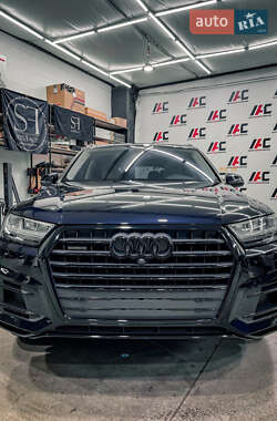 Внедорожник / Кроссовер Audi Q7 2017 в 