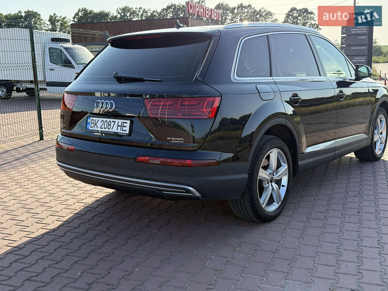 Позашляховик / Кросовер Audi Q7 2016 в Рівному