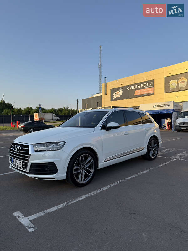 Позашляховик / Кросовер Audi Q7 2016 в Рівному
