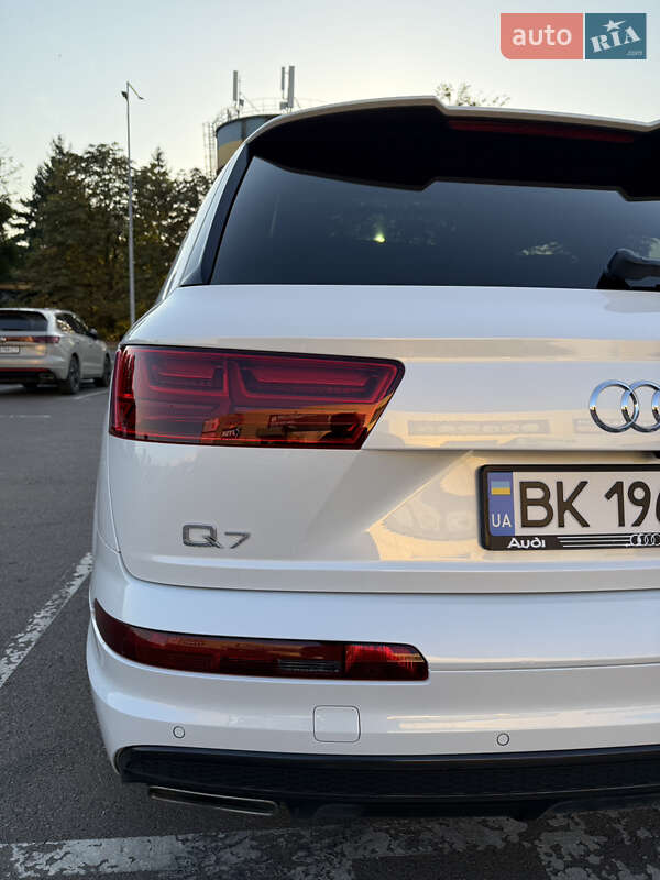 Позашляховик / Кросовер Audi Q7 2016 в Рівному