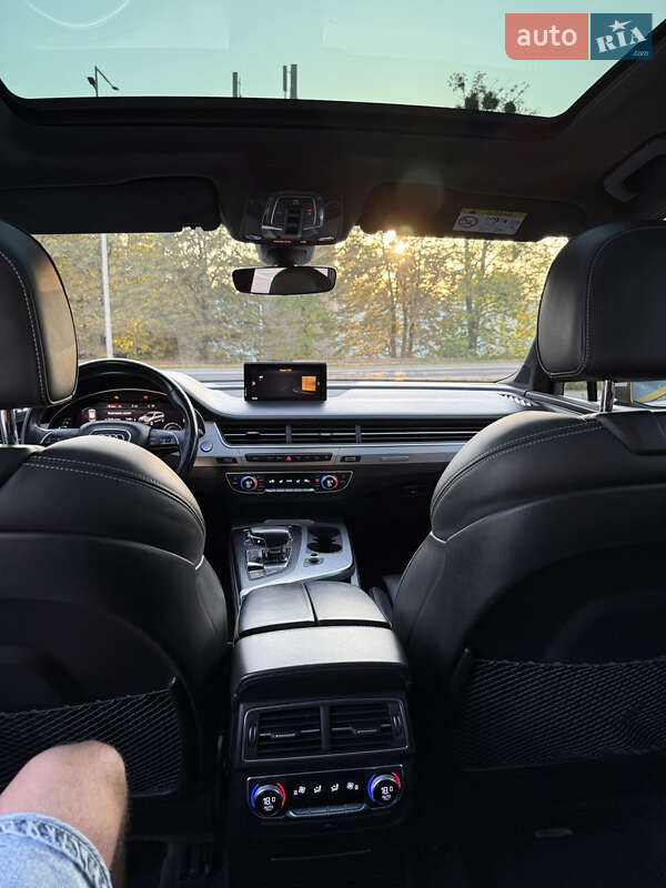 Позашляховик / Кросовер Audi Q7 2016 в Рівному