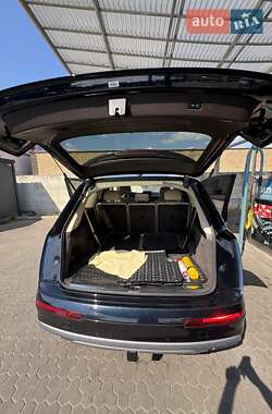 Внедорожник / Кроссовер Audi Q7 2016 в 