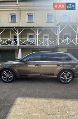 Позашляховик / Кросовер Audi Q7 2017 в 