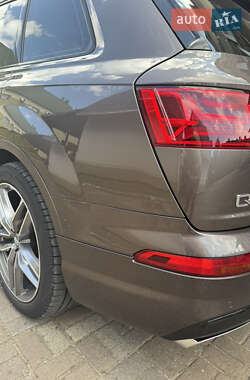 Позашляховик / Кросовер Audi Q7 2017 в 