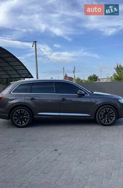 Позашляховик / Кросовер Audi Q7 2015 в 