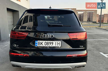 Внедорожник / Кроссовер Audi Q7 2015 в 