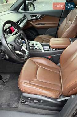 Внедорожник / Кроссовер Audi Q7 2016 в 