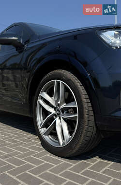 Внедорожник / Кроссовер Audi Q7 2017 в 