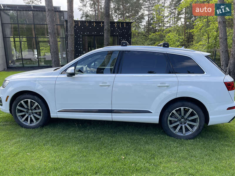 Внедорожник / Кроссовер Audi Q7 2017 в Гореничах