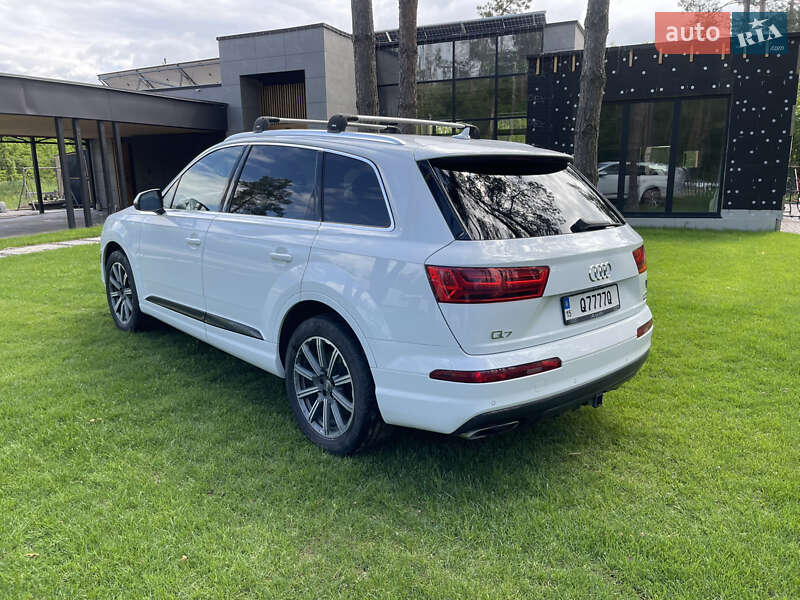 Внедорожник / Кроссовер Audi Q7 2017 в Гореничах