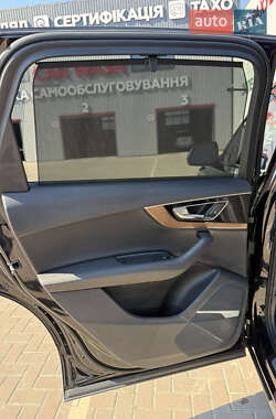 Внедорожник / Кроссовер Audi Q7 2016 в 