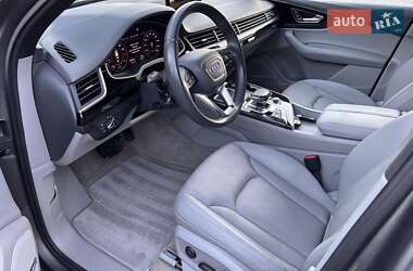 Внедорожник / Кроссовер Audi Q7 2017 в 