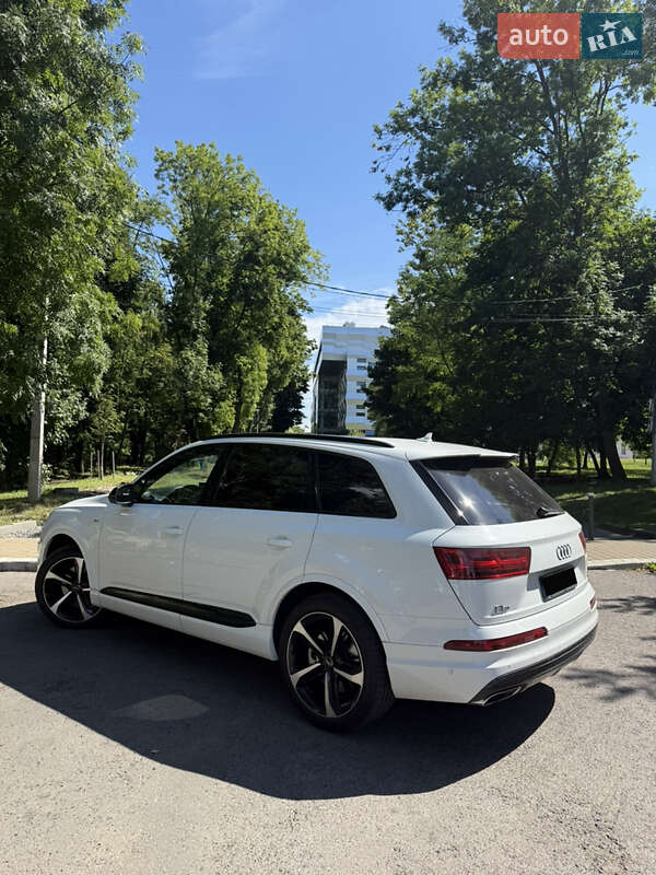 Внедорожник / Кроссовер Audi Q7 2017 в 