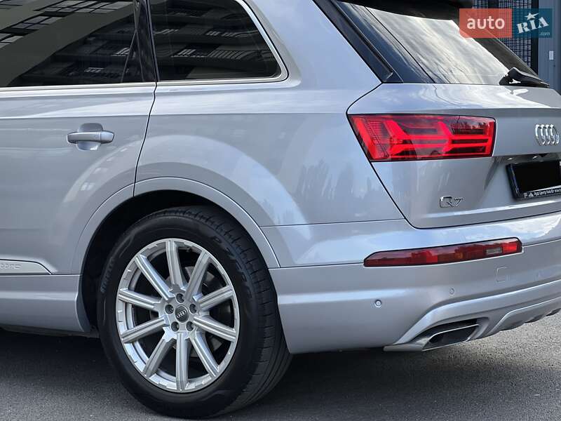Позашляховик / Кросовер Audi Q7 2015 в Ужгороді