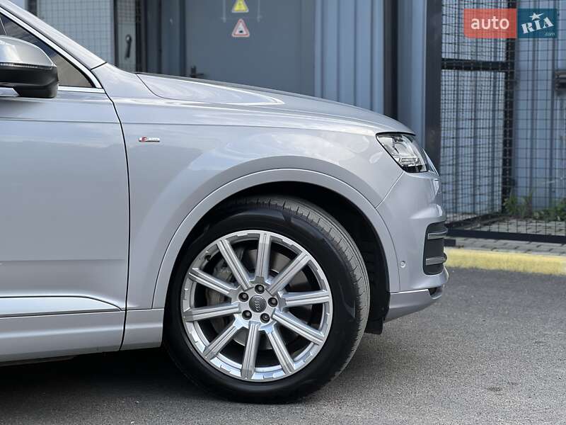 Позашляховик / Кросовер Audi Q7 2015 в Ужгороді